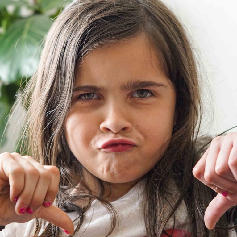 Fille désapprouve